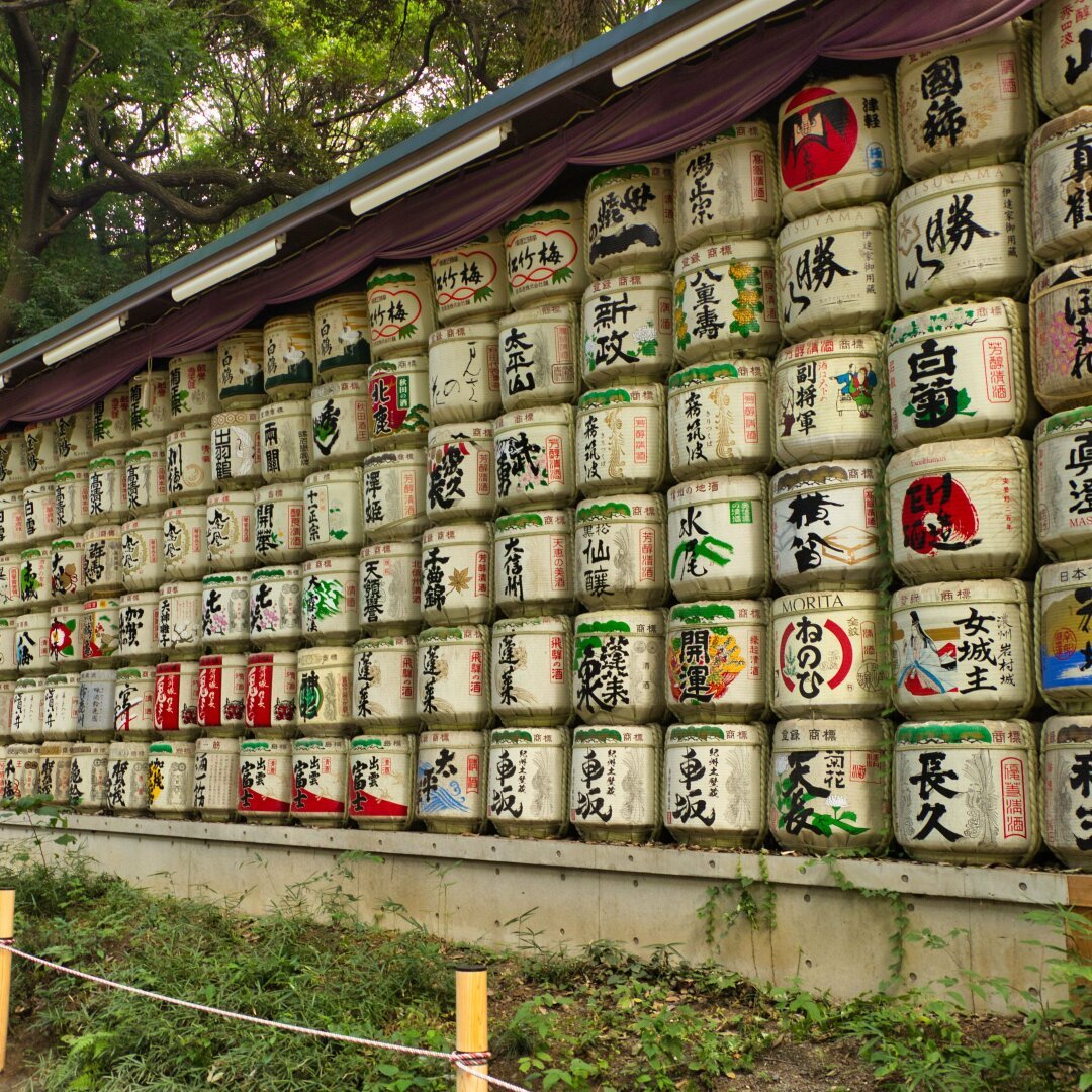 English: A wall of stacked sake barrels, colorfully painted, along the pathway to Meiji Jingu in Tokyo. The wall is 6 barrels high and 37 barrels long, the cropped picture shows about half the length of it.

Deutsch: Eine Wand aus bunt bemalten Sakefässern am Rand des Fußwegs zum Meiji Jingu in Tokio. Die Wand ist insgesamt 6 Fässer hoch und 37 Fässer lang, der Bildausschnitt zeigt etwa die Hälfte.
